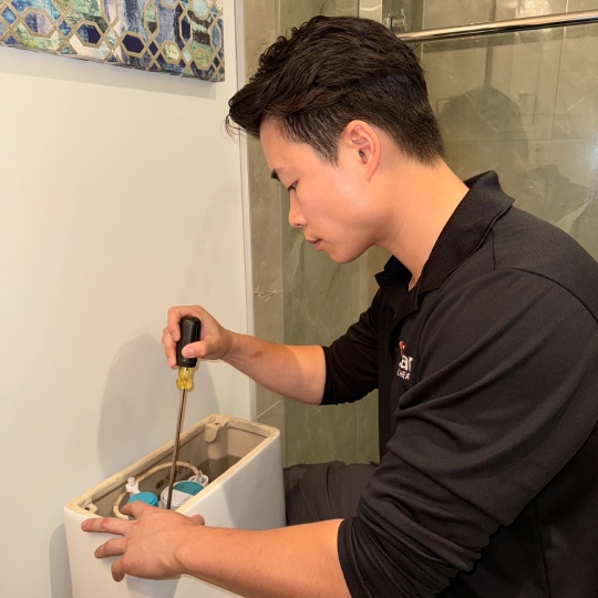 Quan plumber repairing toilet